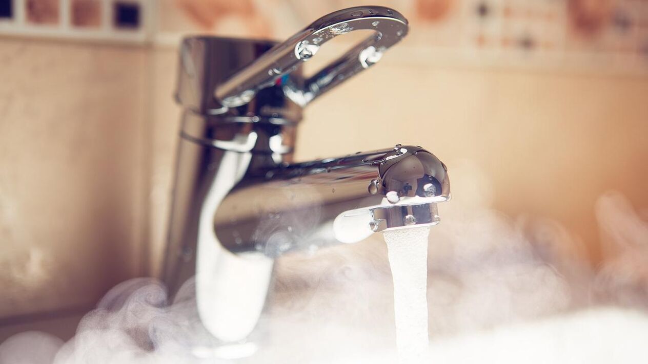 billa de auga quente para cocer o pene ao vapor antes de ampliar con refresco
