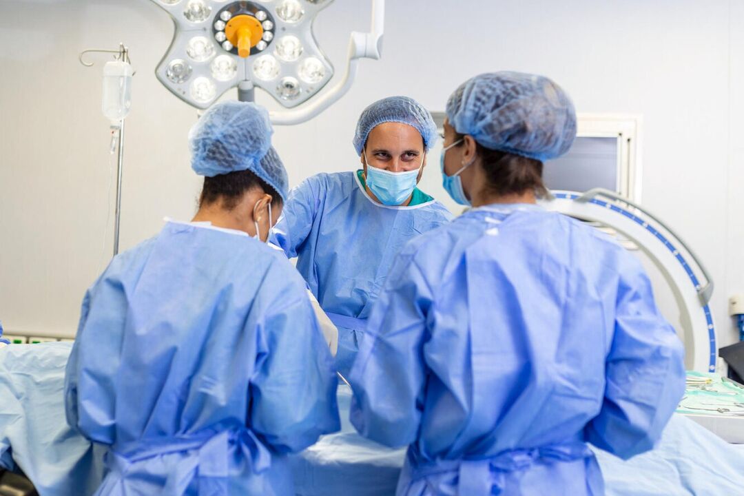 Os cirurxiáns plásticos realizan unha cirurxía para agrandar o pene dun home